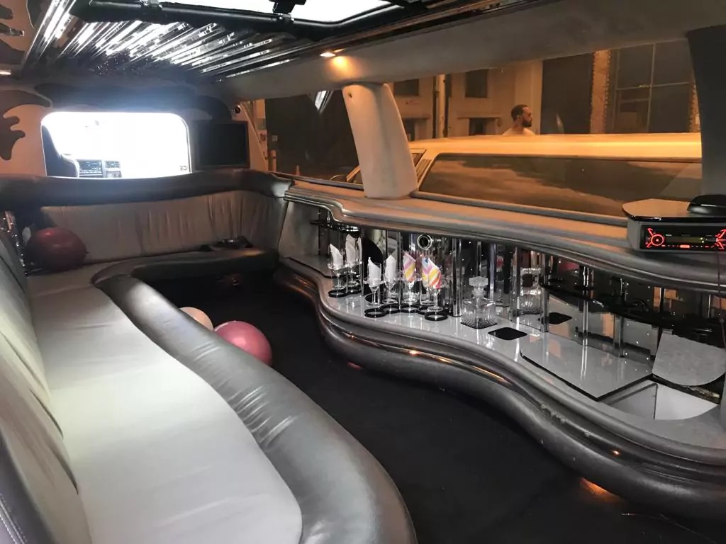 Reliable Limo in Miami with Luxury Features & Expert Chauffeurs