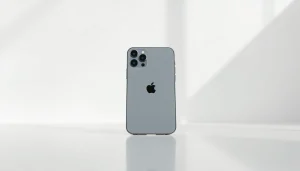 Admiring the design of the iPhone 15 Pro Max 256GB en su superficie elegante.